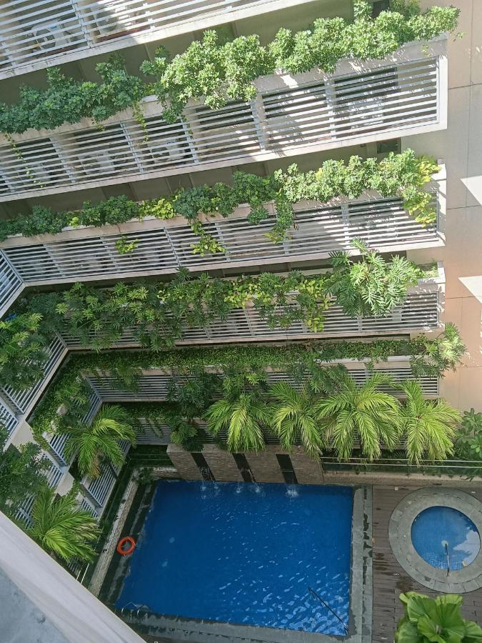 Henry'S Newport Condotel Pasay Exteriör bild