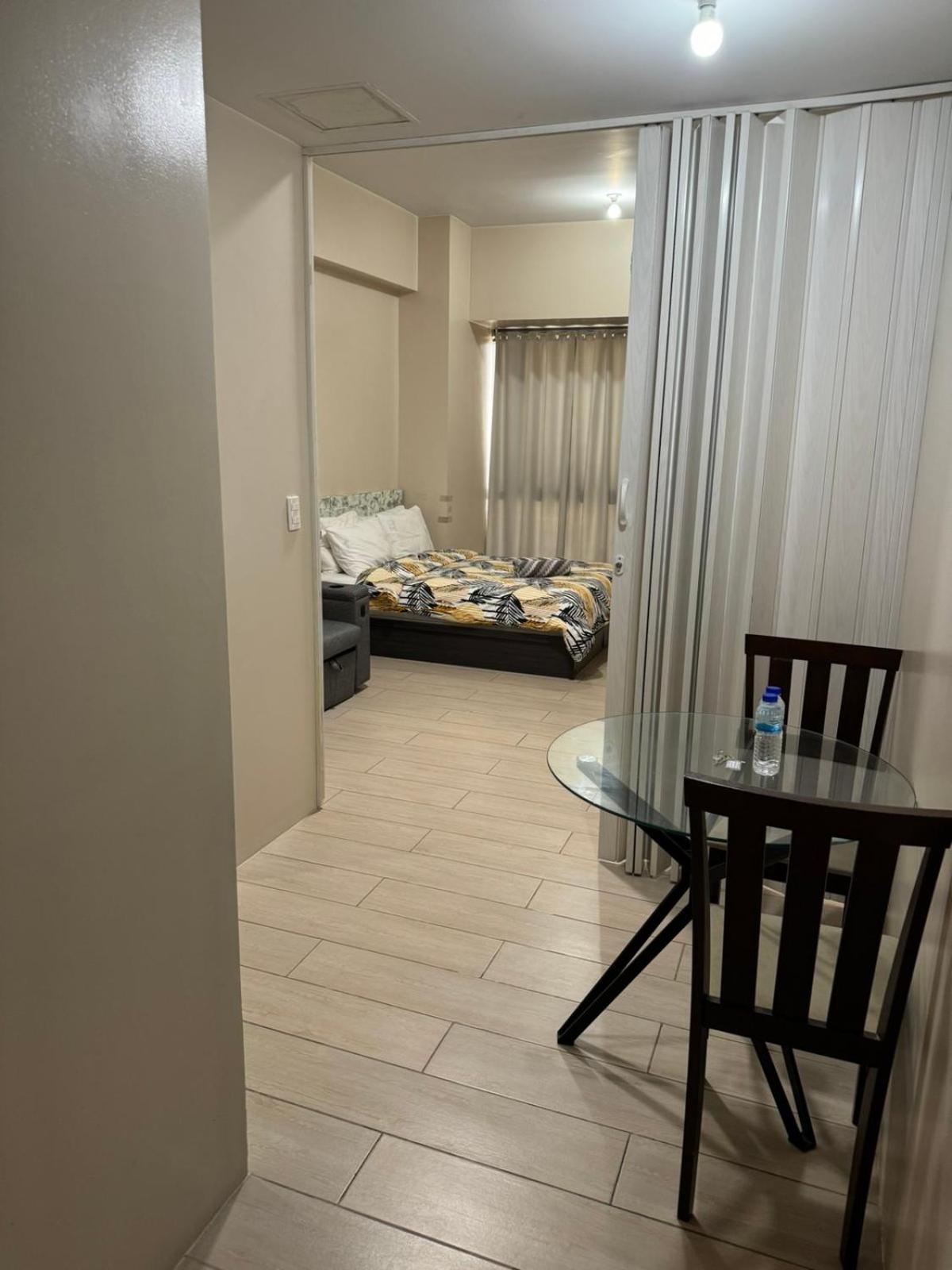 Henry'S Newport Condotel Pasay Exteriör bild