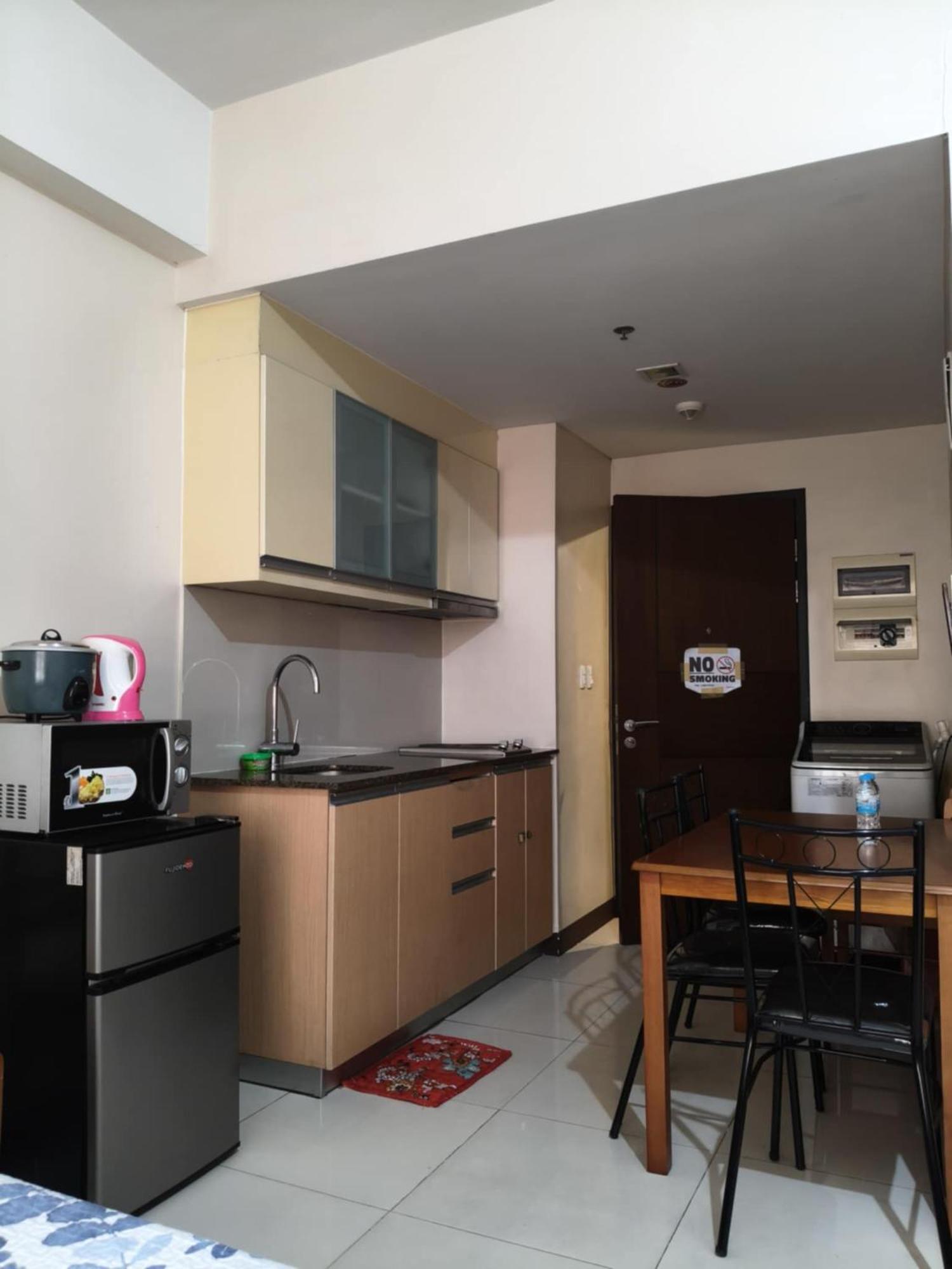 Henry'S Newport Condotel Pasay Exteriör bild