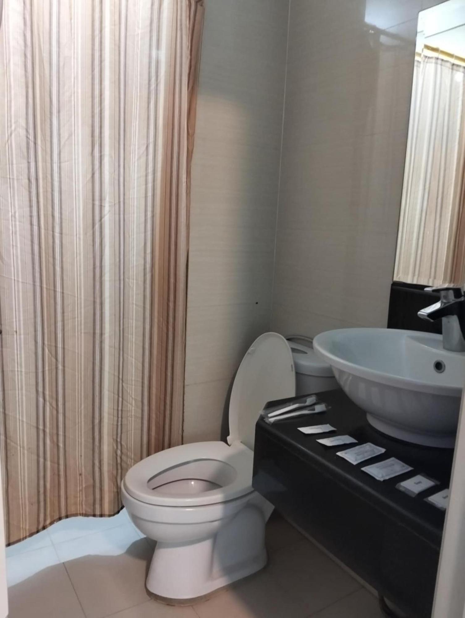 Henry'S Newport Condotel Pasay Exteriör bild