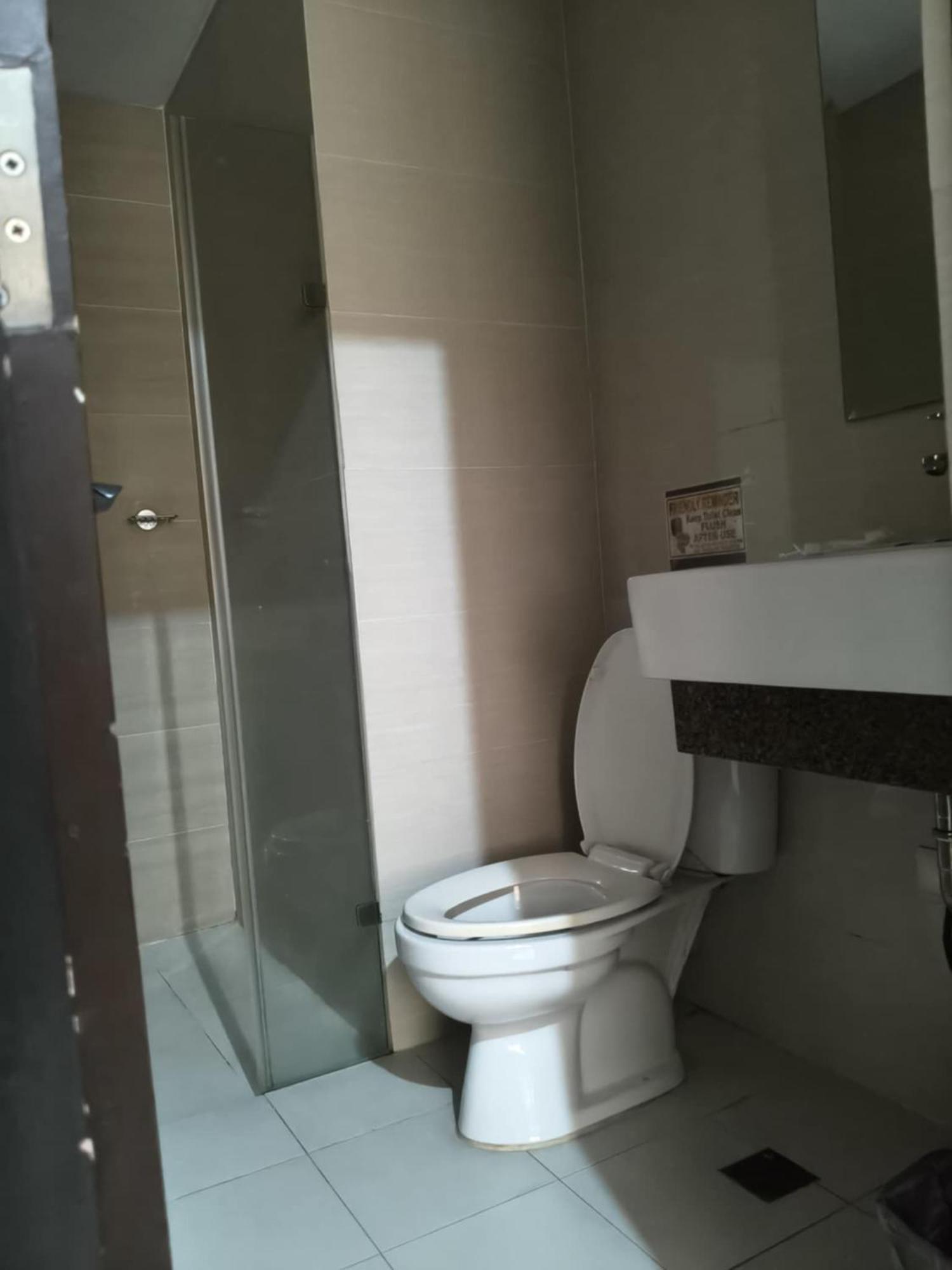 Henry'S Newport Condotel Pasay Exteriör bild