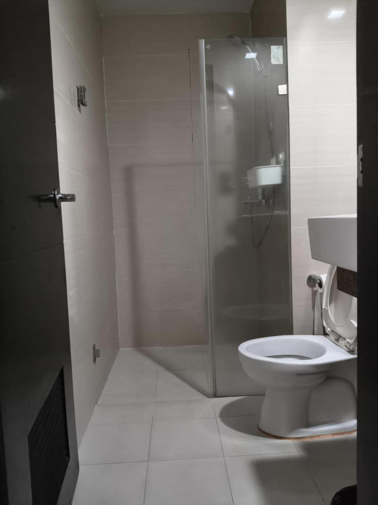 Henry'S Newport Condotel Pasay Exteriör bild
