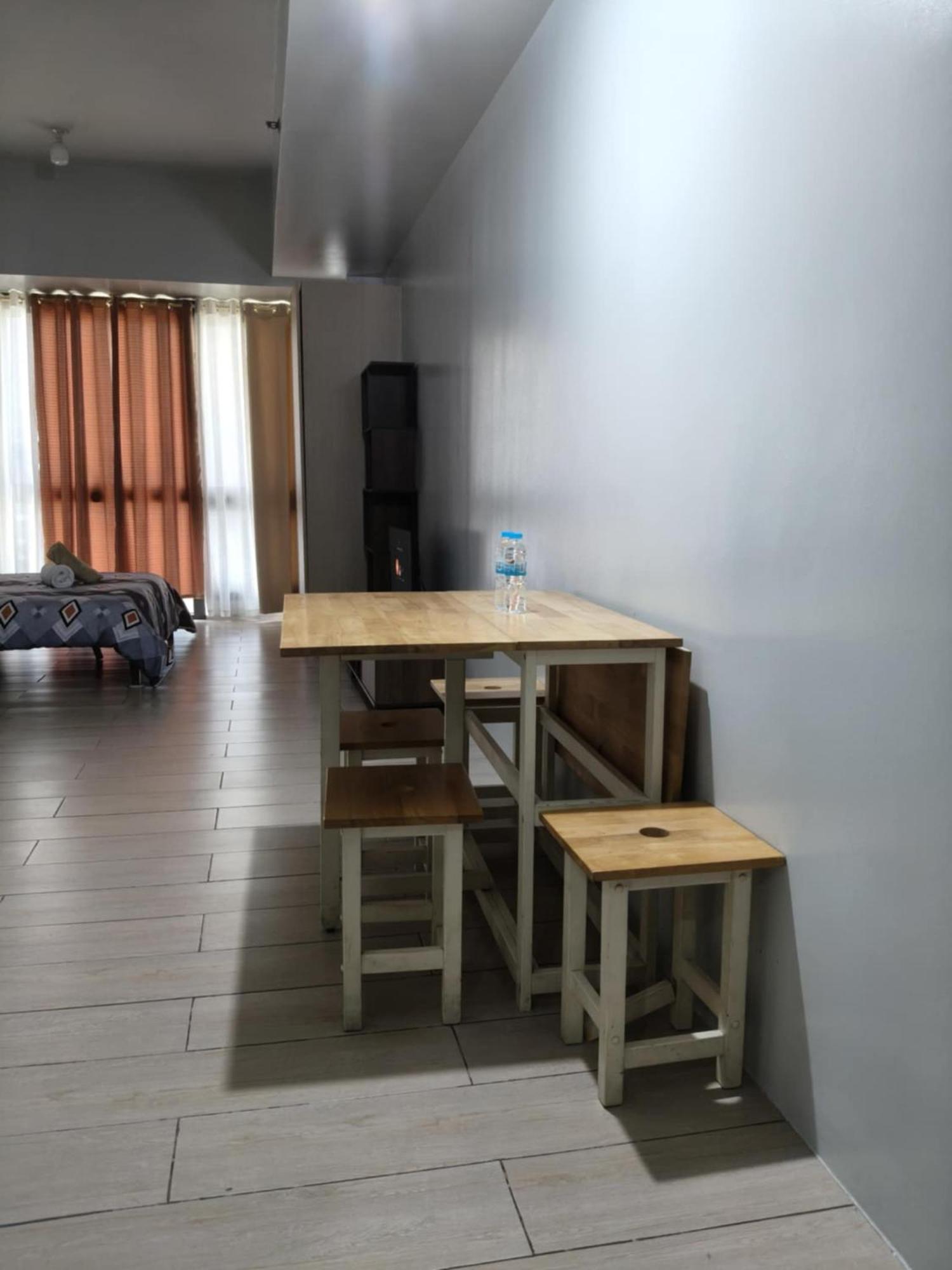 Henry'S Newport Condotel Pasay Exteriör bild